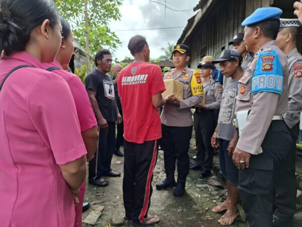 Waka Polres Jembrana Pantau Longsor Dan Serahkan Bantuan Kepada Korban