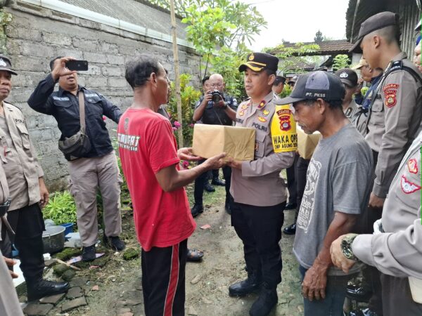 Waka Polres Jembrana Sambangi Lokasi Longsor Di Kedisan, Warga Terdampak