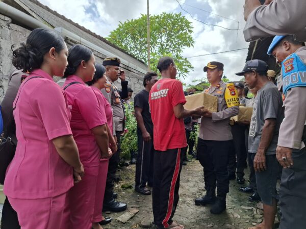 Waka Polres Jembrana Tinjau Longsor Di Kedisan Dan Berikan Bantuan