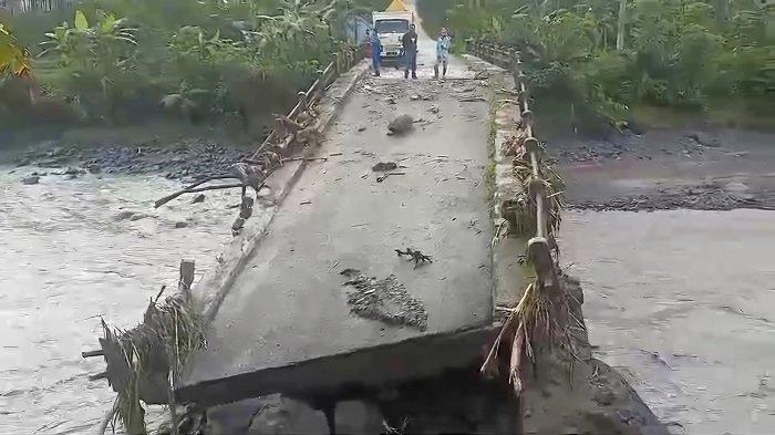 Warga Banjarnegara Harus Memutar 15 Km Akibat Jembatan Putus Diterjang