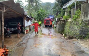 Warga Macanmati Klepu Semarang Hadapi Banjir Bandang, Fokus Pembersihan Lumpur