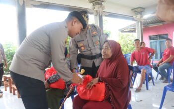 Warga Medewi Dapat Bantuan Sembako, Kapolres Jembrana Jalankan Minggu Kasih