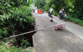 Waspada Longsor, Sistem Buka Tutup Berlaku Di Jalan Tanon Sumberlawang Sragen