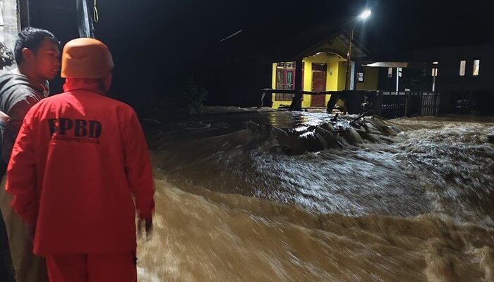 1 Mobil Terjebak Banjir dan Longsor di Banjarnegara, Situasi Mencekam