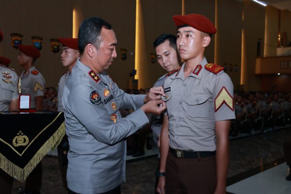 10 Taruna Akpol Raih Pin Brivet Dari Kadivhumas Berkat Nilai