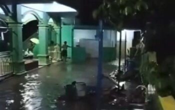 Akibat Hujan Seharian, Masjid Assalaam Ungaran Terendam Banjir Setinggi Selutut