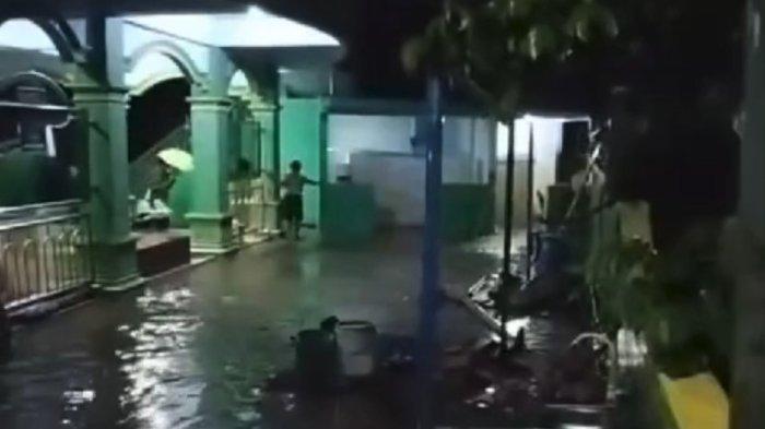 Akibat Hujan Seharian, Masjid Assalaam Ungaran Terendam Banjir Setinggi Selutut