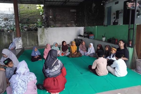 Menginspirasi, Aipda Ade Gunawan Dedikasikan Hidup untuk Anak Yatim