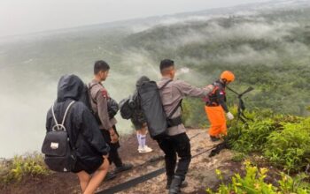 Aksi Sigap Brimob Kalteng Evakuasi Korban Sambaran Petir Di Gunung