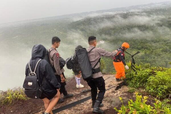 Aksi Sigap Brimob Kalteng Evakuasi Korban Sambaran Petir di Gunung Unsung, Murung Raya