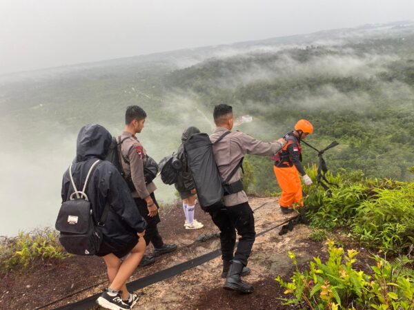 Aksi Sigap Brimob Kalteng Evakuasi Korban Sambaran Petir Di Gunung