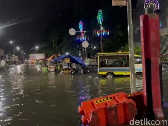 Alun Alun Brebes Terendam Banjir Akibat Hujan Lebat