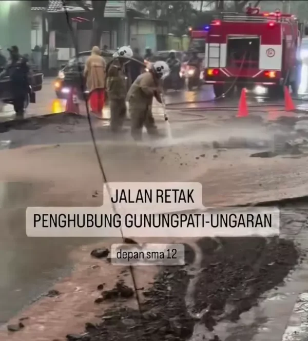 Aspal Jalan Di Depan Sman 12 Gunungpati Retak, Diduga Terkait