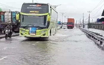 Banjir 50 Cm Ganggu Arus Lalu Lintas Di Jalur Pantura