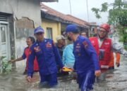 Banjir Rendam Permukiman, Ditpolairud Polda Jateng Selamatkan Warga