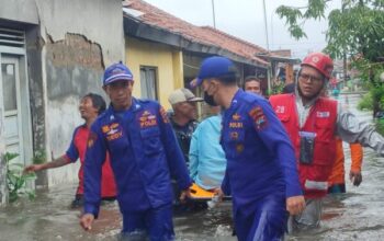 Banjir Rendam Permukiman, Ditpolairud Polda Jateng Selamatkan Warga