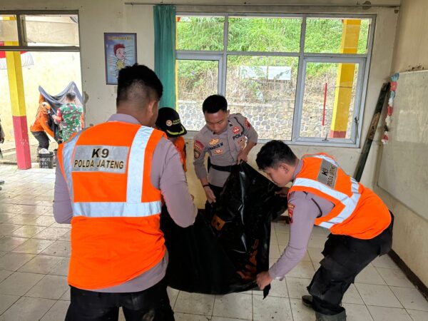 Banjir Dan Longsor Melanda Jateng, Brimob Lakukan Evakuasi Warga