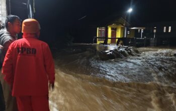 Banjir Dan Longsor Di Banjarnegara, Satu Mobil Terjebak Di Tengah