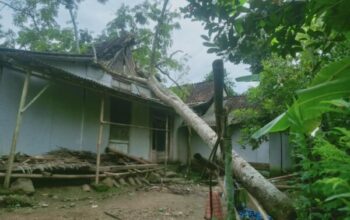 Banyumas Dilanda Angin Kencang, Sejumlah Rumah Rusak Tertimpa Pohon