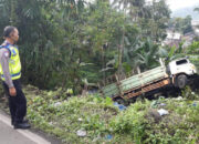 Bayeman Gempar, Truk Bermuatan Galon Terguling Ke Jurang