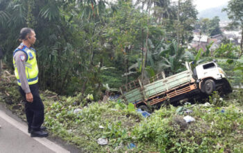 Bayeman Gempar, Truk Bermuatan Galon Terguling Ke Jurang