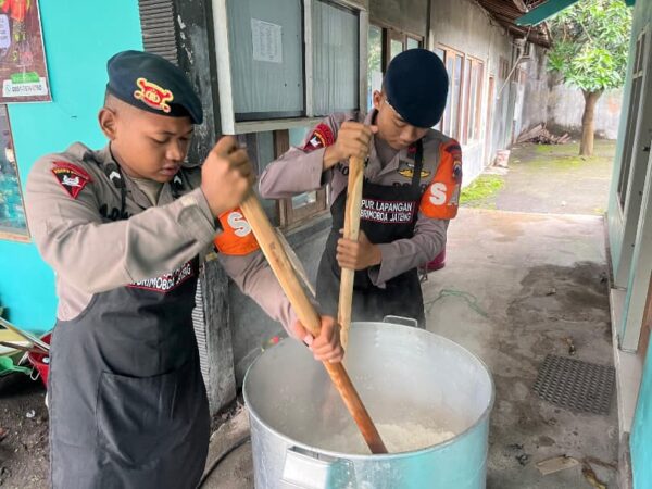 Bencana Di Jateng, Brimob Bergerak Cepat Evakuasi Dan Bantu Warga