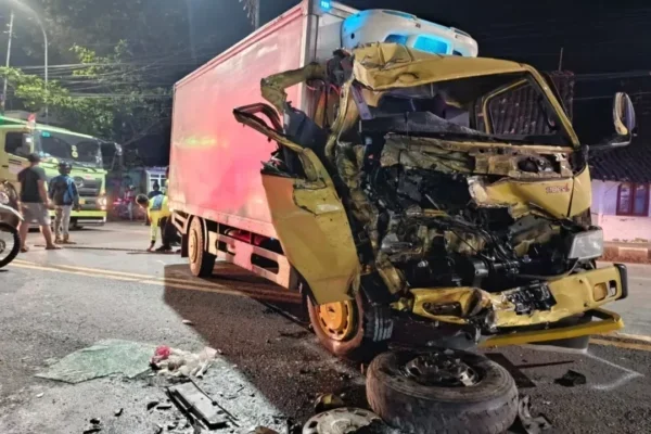 Benturan Keras Truk vs Truk di Pantura Rembang, Tiga Orang Luka-Luka