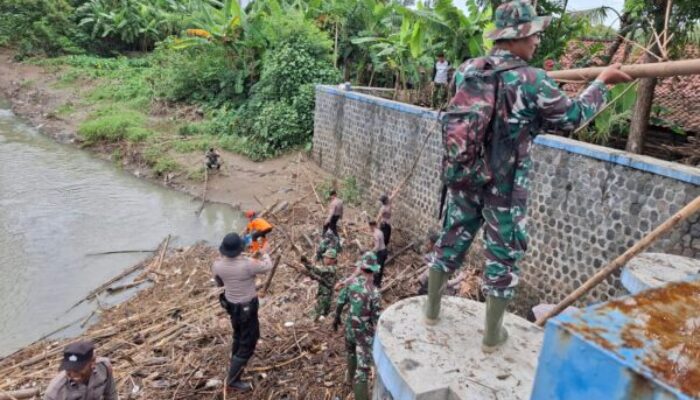 Polres Sukoharjo Bersinergi Bersihkan Bendungan Bengawan Solo