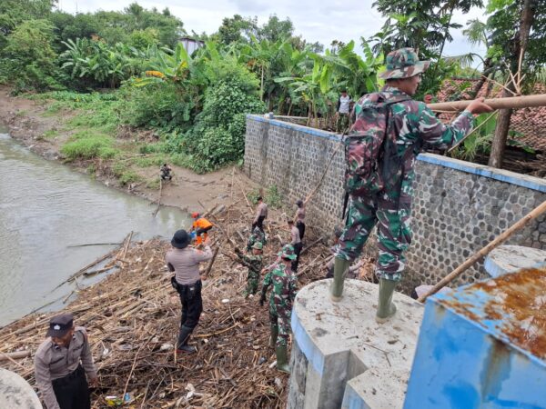 Bersama Lawan Bencana, Polres Sukoharjo Fokus Bersihkan Sampah Di Bendungan