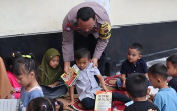 Bhabinkamtibmas Aipda Sugimin Inisiatif Perpustakaan Keliling Di Demak