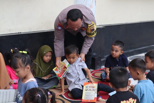 Aipda Sugimin, Inisiator Perpustakaan Keliling Polres Demak untuk Kembangkan Minat Baca Anak