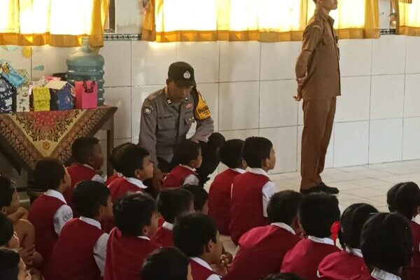 Program MULIA: Bhabinkamtibmas Desa Kaliakah Gelar Penyuluhan di Sekolah Dasar