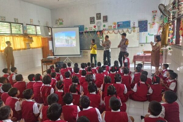 Siswa SD 1 Kaliakah Dibekali Edukasi Kamtibmas oleh Bhabinkamtibmas