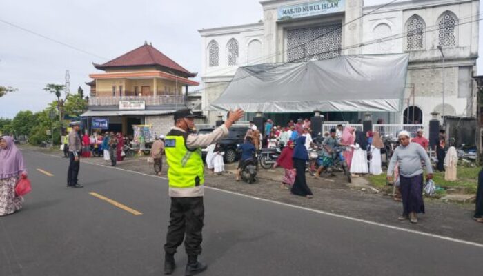 Bhabinkamtibmas Desa Pulukan Amankan Kegiatan Isra Miraj 1446 H di Masjid Nurul Islam