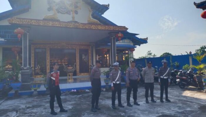 Bhabinkamtibmas Kelurahan Baler Bale Agung Kawal Perayaan Imlek di Vihara Vajra Bumi Oka Diputra