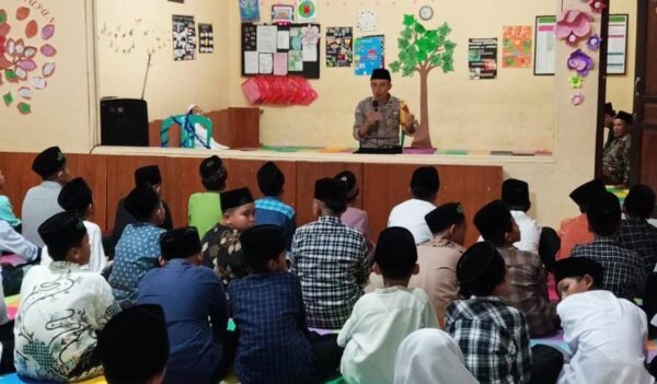 Bhabinkamtibmas Polres Magelang Kota Berikan Dukungan Pada Pendidikan Agama