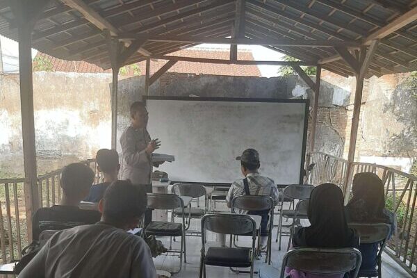 Bhabinkamtibmas Polsek Purwokerto Selatan Jadi Pengajar Kejar Paket