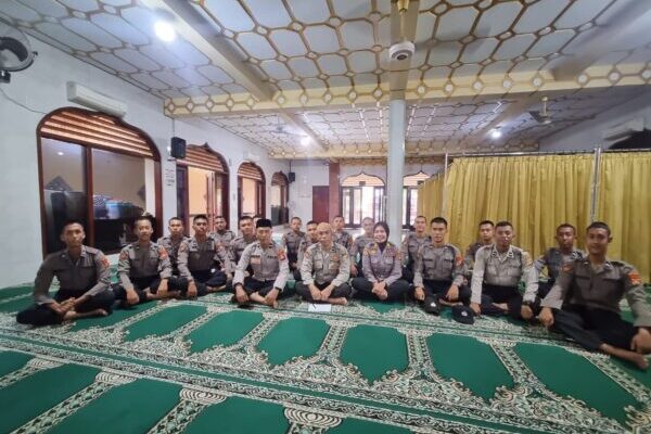 Bintara Remaja Polres Jembrana Beragama Islam Jalani Binrohtal di Masjid