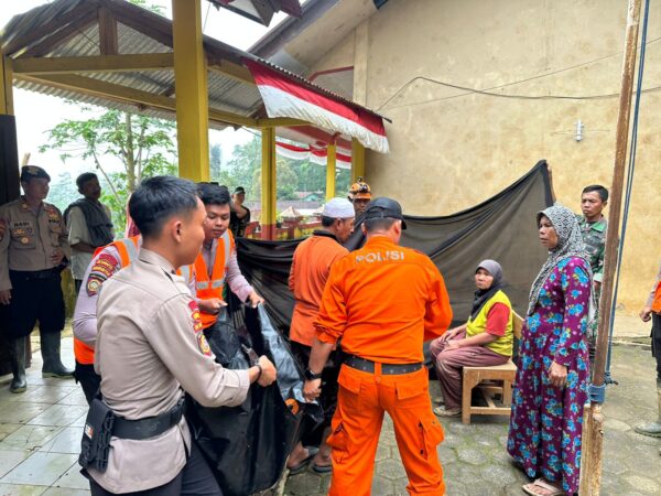 Brimob Bantu Korban Bencana Alam Di Jawa Tengah Dengan Aksi