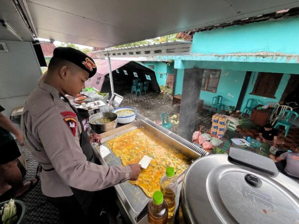 Brimob Diterjunkan Untuk Evakuasi Korban Banjir Dan Longsor Di Jawa