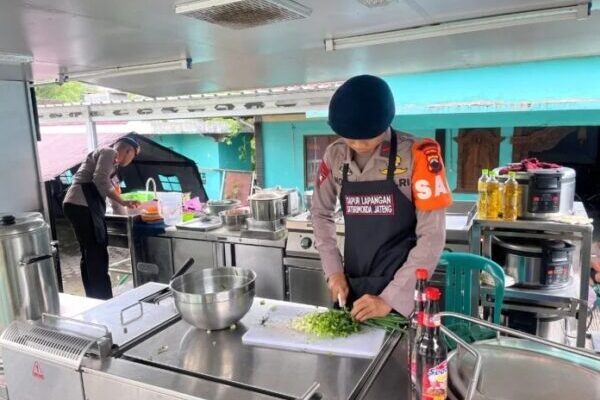 Sigap! Brimob Bantu Evakuasi Warga Terdampak Banjir dan Longsor di Jateng