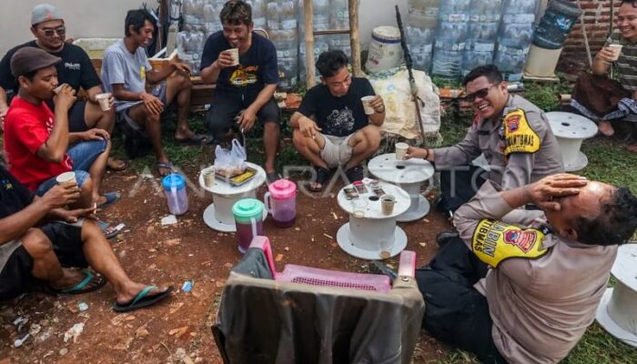 Bripka Hartono Ajak Warga Ngobrol Santai, Ngopi Curhat Jadi Sarana Pendekatan Sosial