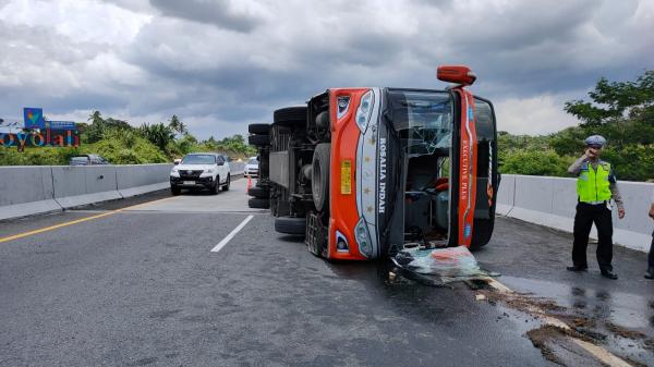 Bus Rosalia Indah Terguling di Tol Semarang-Solo KM 484, Penumpang Alami Kepanikan