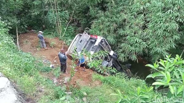 Bus Santri Alami Kecelakaan Di Wonosobo, Terperosok Ke Sungai Karena