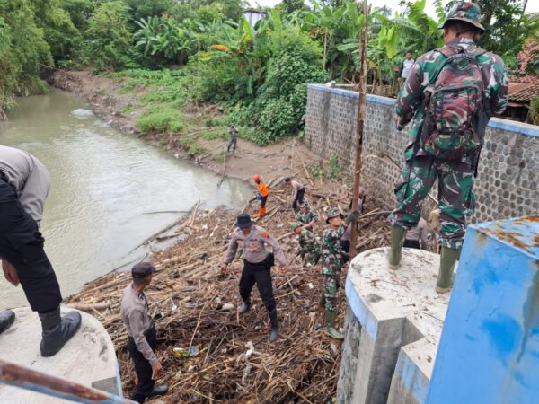 Cegah Banjir Susulan, Polres Sukoharjo Kembali Bersihkan Sampah Di Bendungan