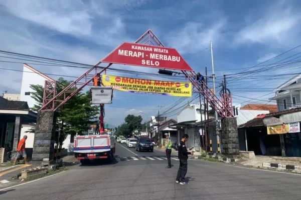 Cegah Kecelakaan, Satlantas Boyolali Pasang Spanduk di Irung Petruk untuk Truk yang Tak Kuat Nanjak