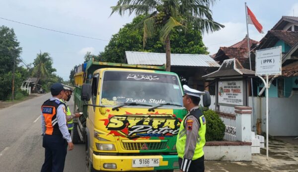 Cegah Kerusakan Jalan, Satlantas Polresta Pati Tertibkan Dump Truck Overload