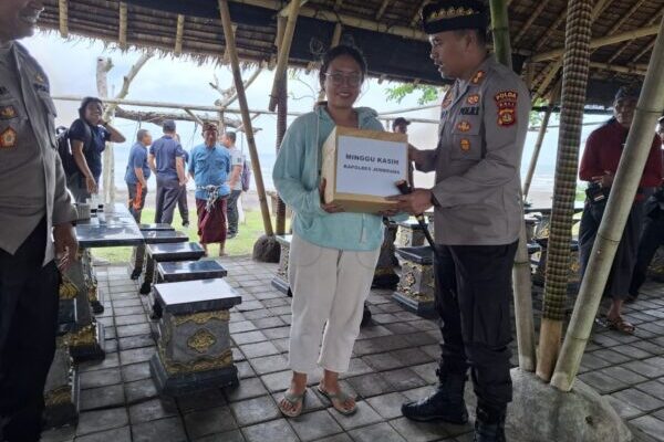 Dekatkan Diri dengan Warga, Polres Jembrana Gelar “Minggu Kasih” di Yehembang