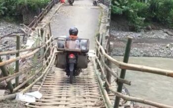 Demi Memangkas Jarak, Warga Banjarnegara Nekat Lewati Jembatan Darurat Meski