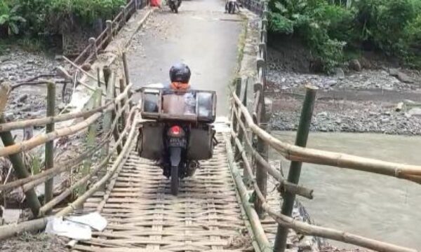 Demi Memangkas Jarak, Warga Banjarnegara Nekat Lewati Jembatan Darurat Meski